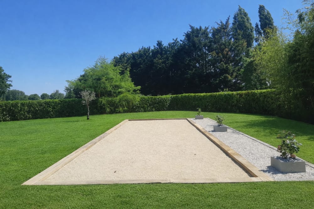 Terrain de pétanque ensoleillé avec rosiers – Paysagiste Retiers Ille-et-Vilaine