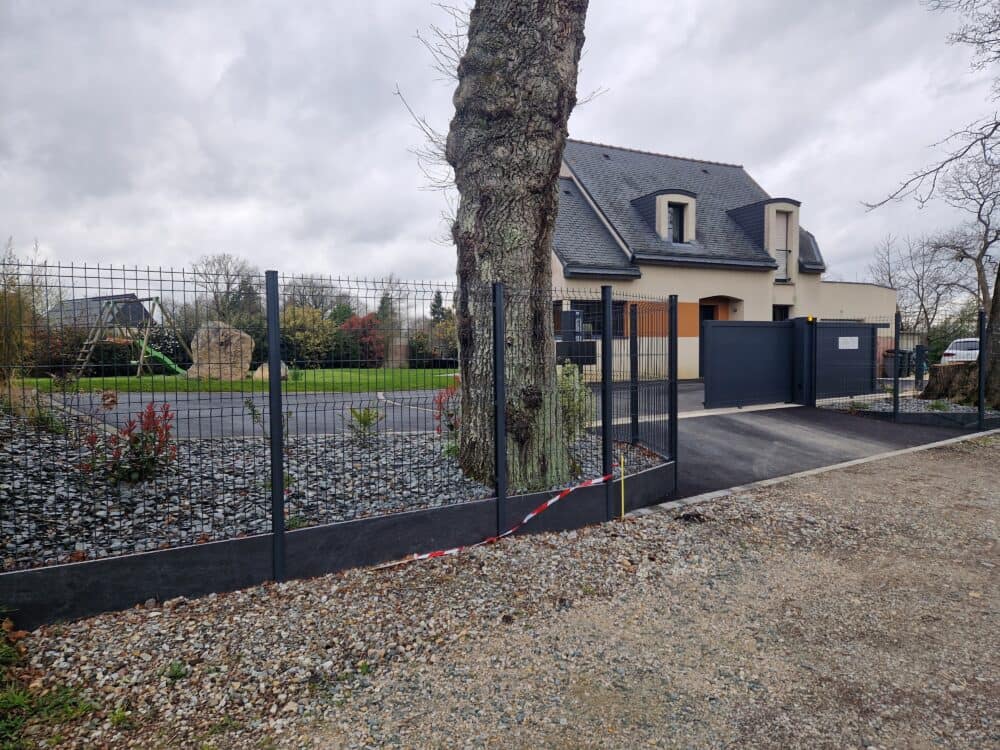 Clôture composite et grillage – Paysagiste Retiers Ille-et-Vilaine