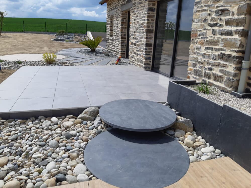 Terrasse grès cérame sur plots – CLOUET Paysagiste Châteaugiron