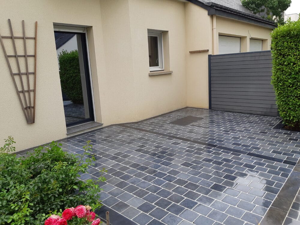 Terrasse dallage avec bordures – Paysagiste Vern-sur-Seiche Bain-de-Bretagne