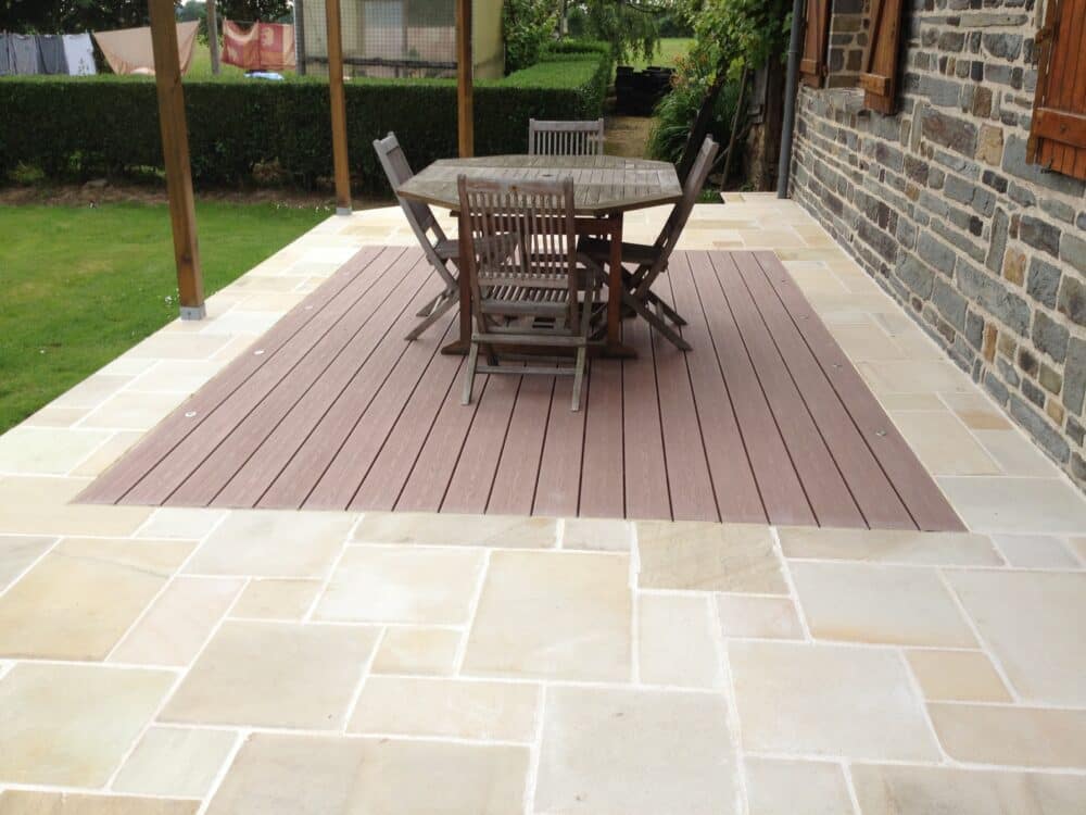 Terrasse bois naturel intégrée – Paysagiste Retiers Vern-sur-Seiche