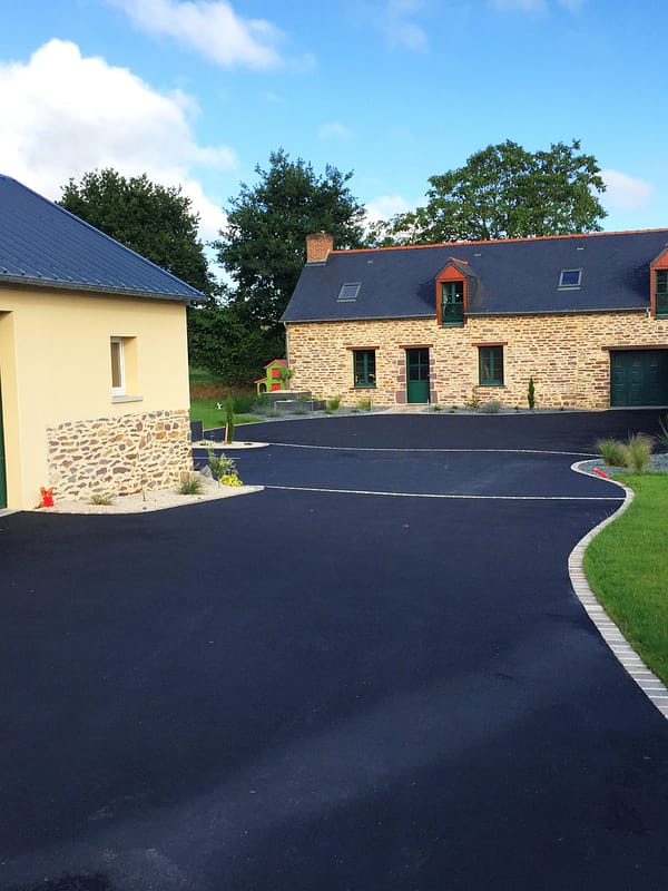 Allée aménagée en pavage – Paysagiste Retiers Janzé Bain-de-Bretagne